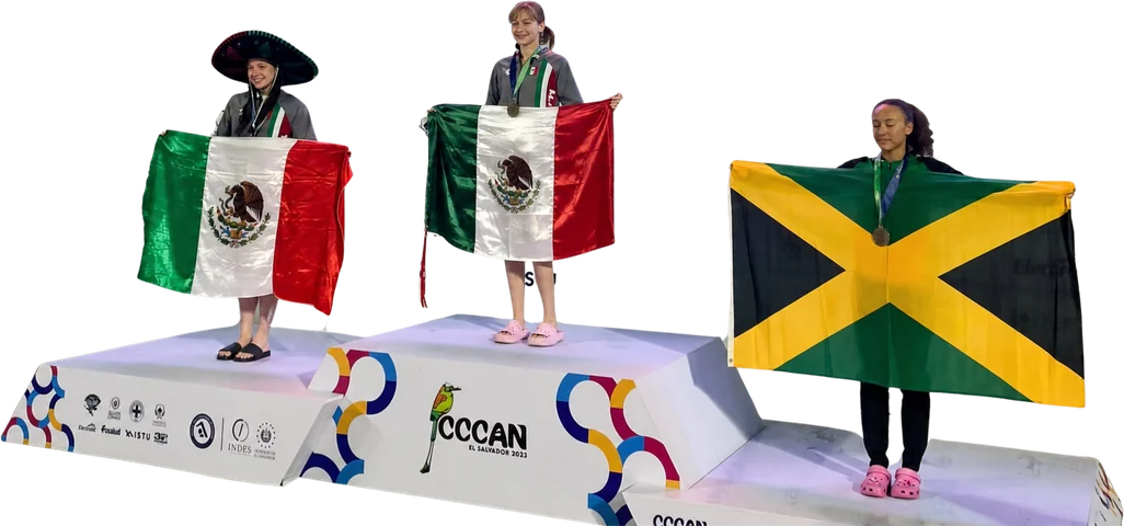 El podio del CCCAN El Salvador con las banderas de México