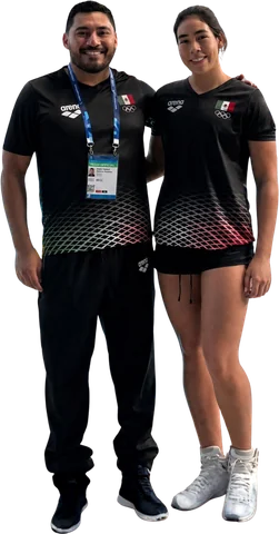 Daniela Espinosa con su entrenador en el Mundial Junior de Otopeni